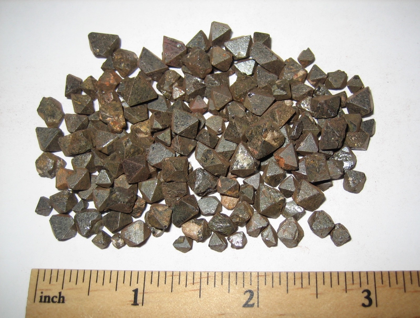 PILE TINY NATURAL ROUGH 0.2″- 0.3″ MAGNETITE CRYSTAL MINERALS FROM BRAZIL 68g *5