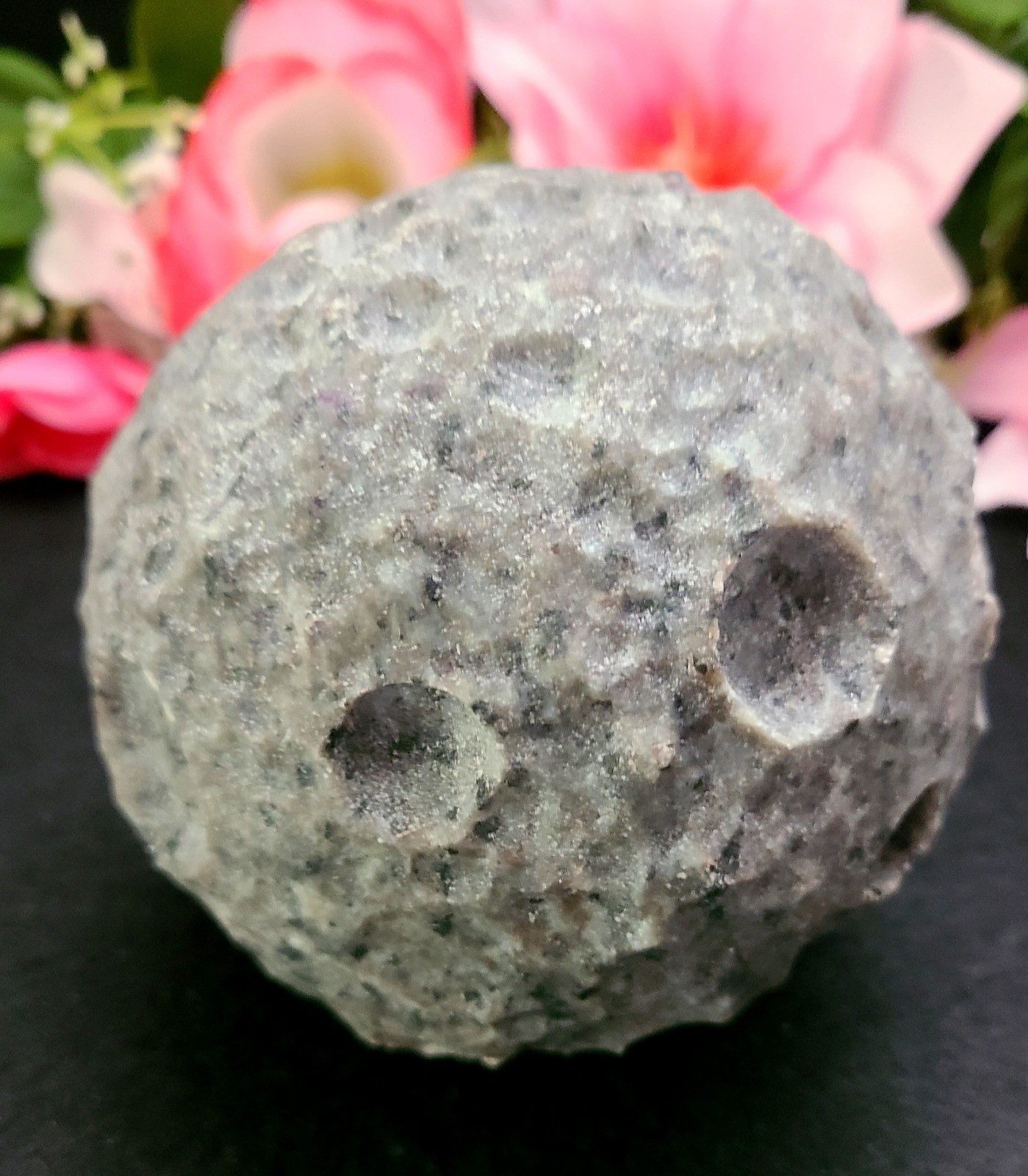 XXL 4″ 1,166g 100mm UV Reactive Glow Yooperlite Full Moon Stone Carving