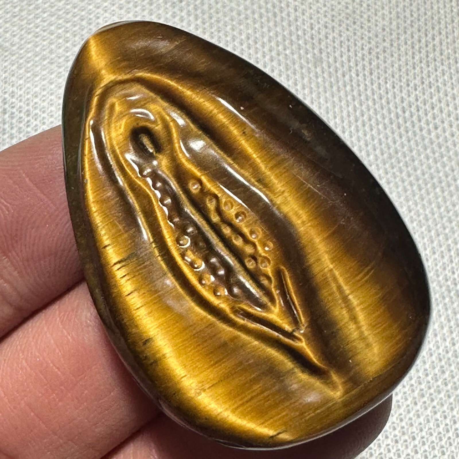 Natural Tiger eye Carved Vagina Quartz Skull Crystal Specimen Reiki Healing 1PC