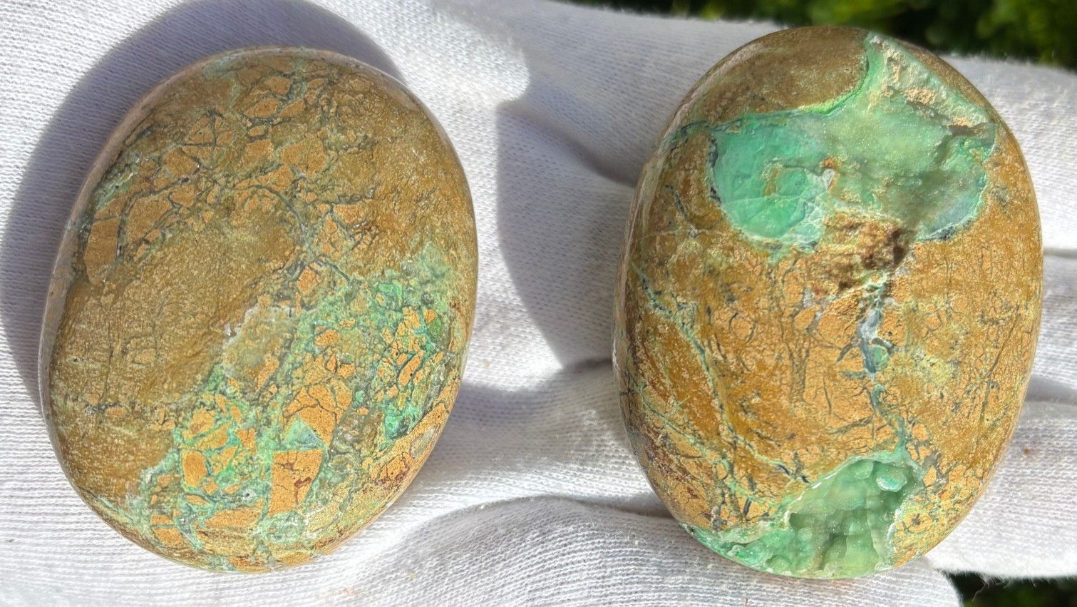 USA SALE SEE VIDEO 157g LOT 2 GREEN SMITHSONITE PALMSTONES PALM STONE STONES
