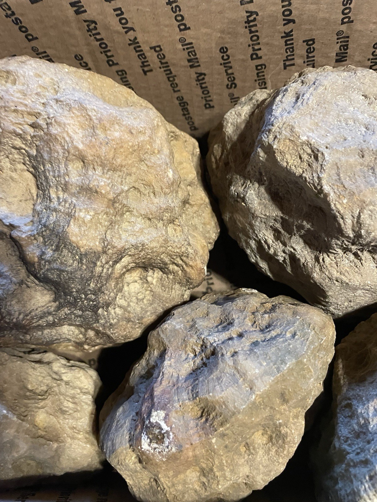 BOX OF KENTUCKY GEODES:5 BIG GEODES *5=22 LBS.