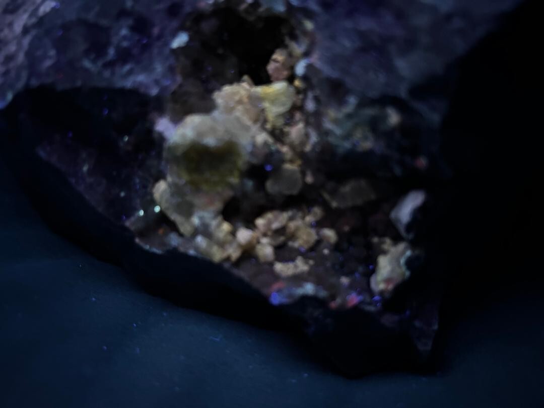 KB: BRIGHT! FL. YELLOW/WHITE SW/LW WELOGANITE XLS. FROM FRANCON QUARRY, CANADA
