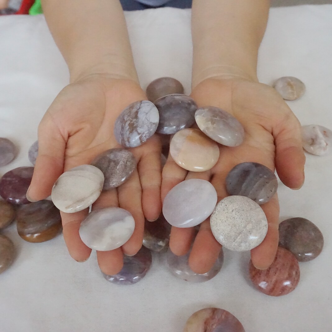 2.2LB 42Pcs Natural Agate Carnelian Disc Quartz Crystal Palm Stone Healing