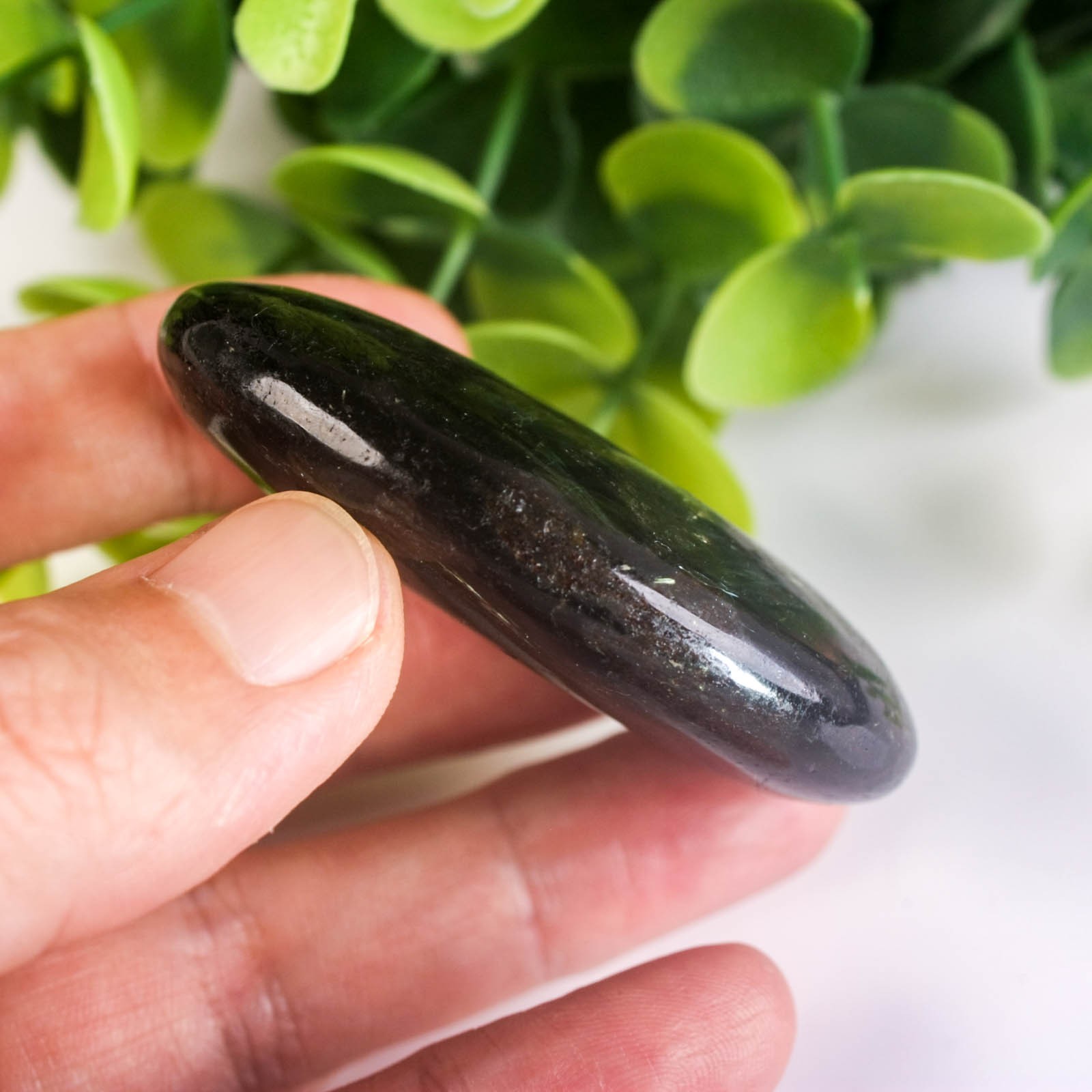 64g 59mm Rare Arfvedsonite Palm Stone Natural Firework Flash Crystal Worry Stone