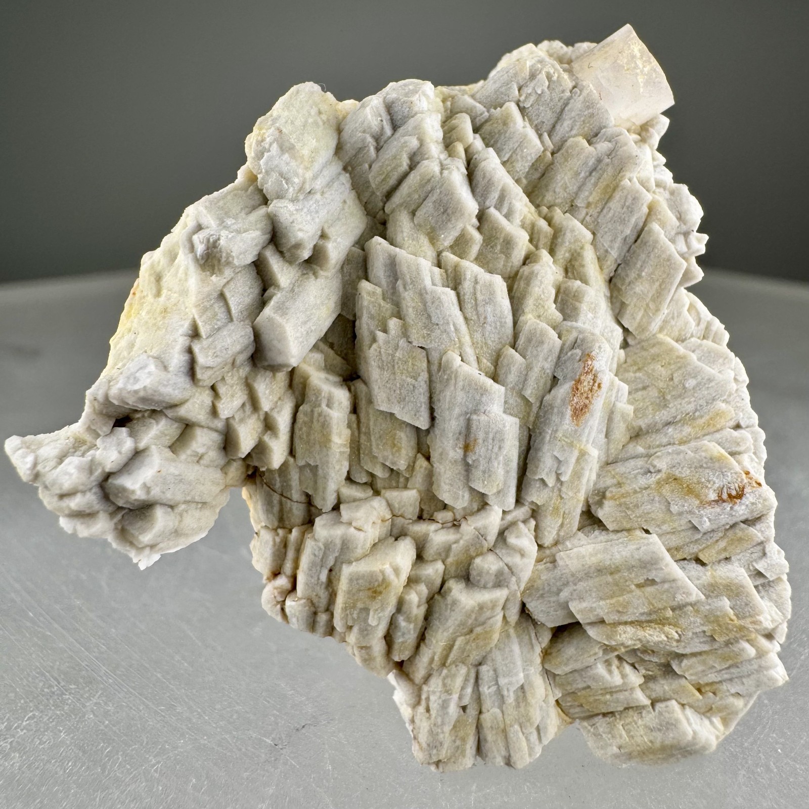 Sogdianite, Microcline, Arfvedsonite: Washington Pass, Washington, USA