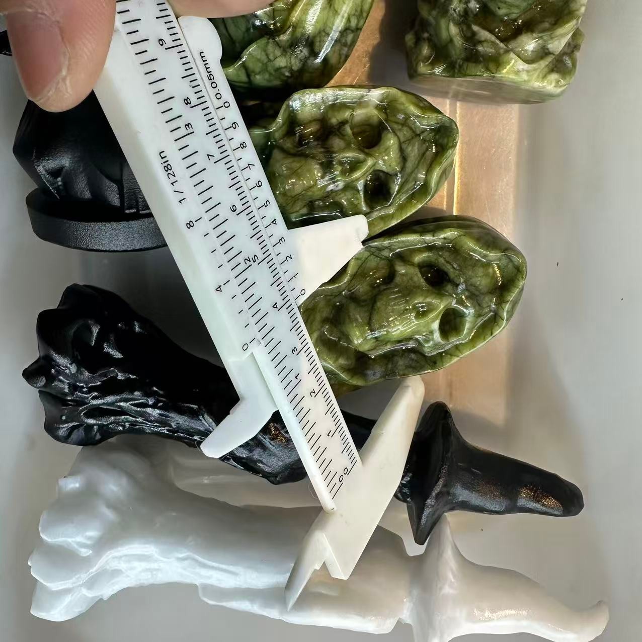 1pc Natural Green Jade Quartz Carved Skull Crystal Reiki Healing Decor