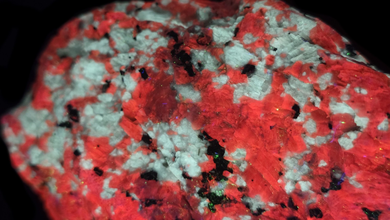 FRANKLIN NJ FLUORESCENT-BEAUTIFUL SPECIMEN OF WHITE BARITE IN BRIGHT RED CALCITE