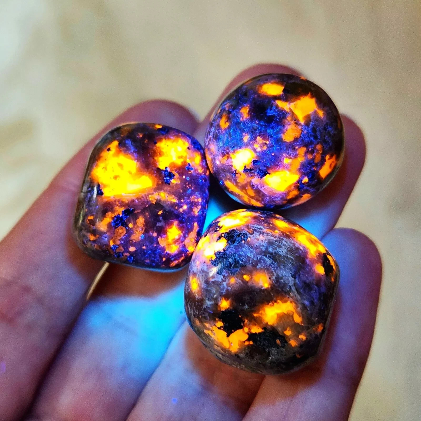 Natural Yooperlite Tumbled Stones UV Reactive Fluorescent sodalite Crystal Gift