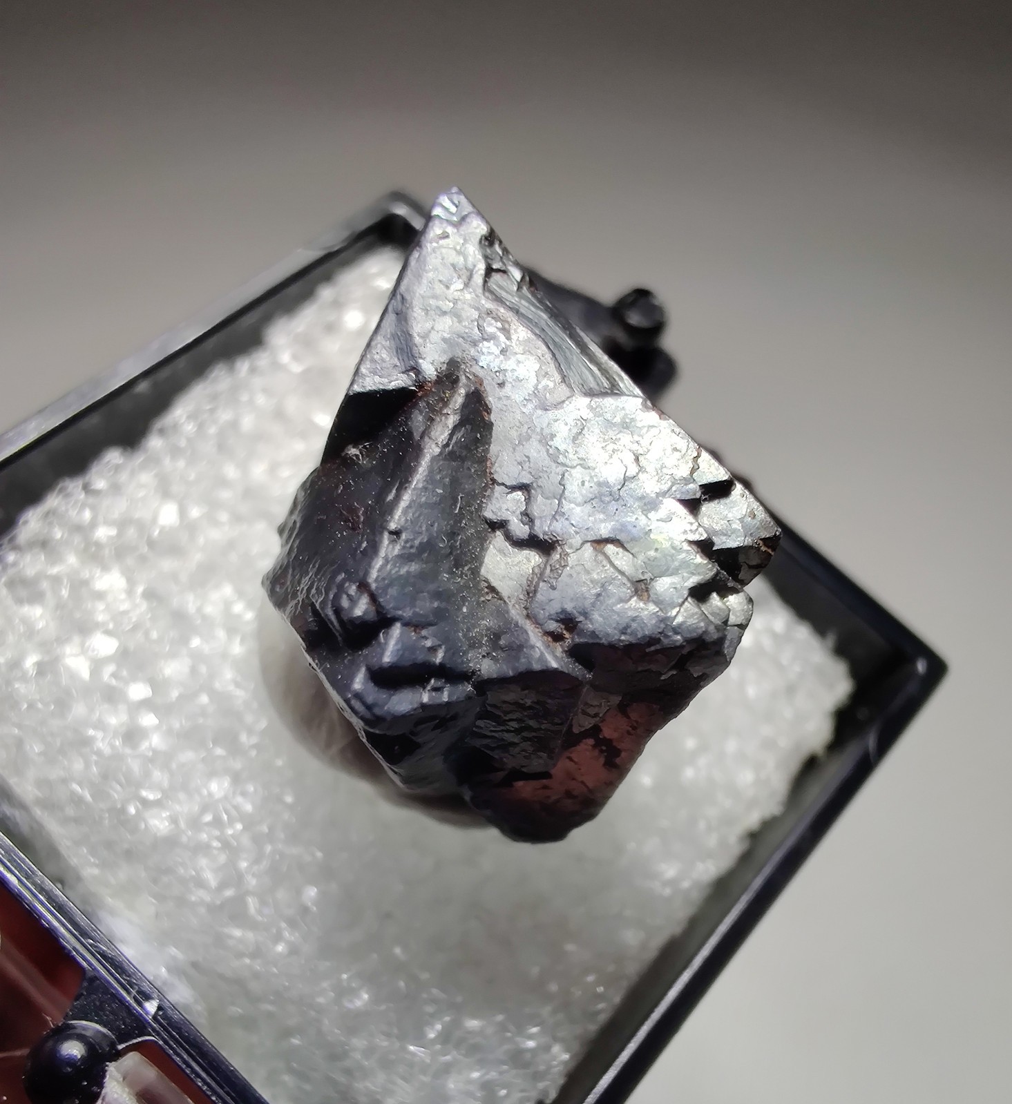 Twinned Magnetite crystal, sharp! San Calixto Prospect, Bolivia. 2 cm.