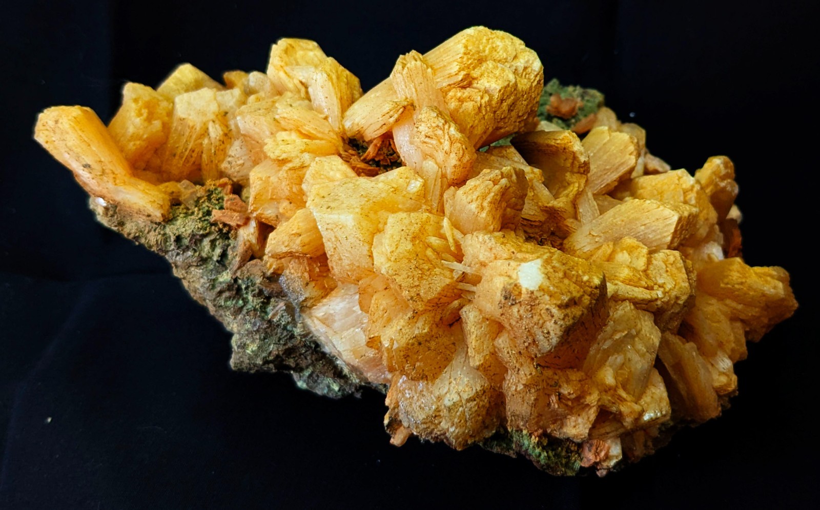 RED BROWN STILBITE BOWS FORMATION ON GREEN MATRIX MINERALS SPECIMEN