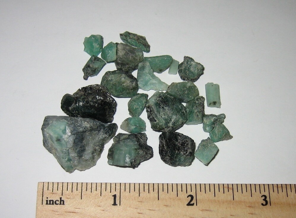 23 SMALL NATURAL ROUGH 0.2″- 0.5″ EMERALD GREEN BERYL CRYSTALS BRAZIL ~ 23.2g *2