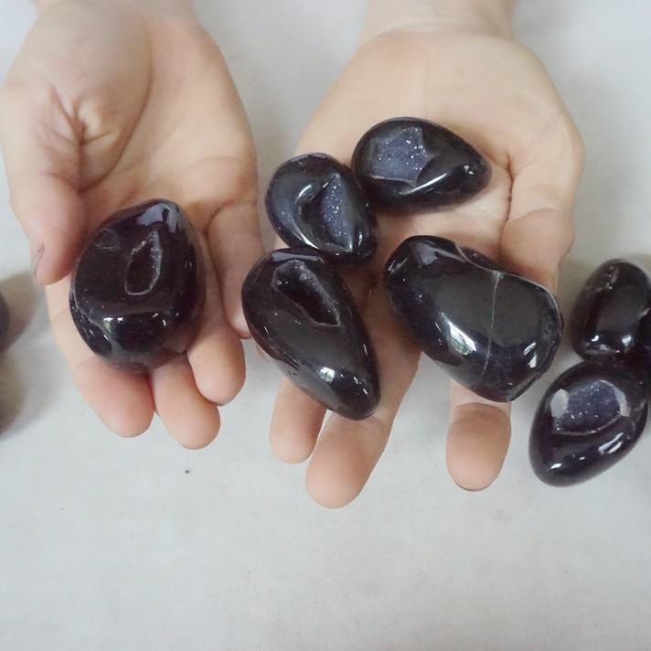 2.2LB 21Pcs Black Carnelian Agate Crystal Geode Egg Carved Palm Stone Healing