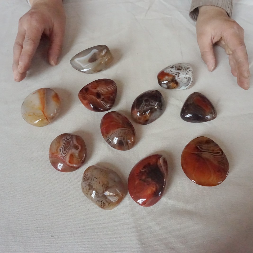 20Pcs 4.4LB Natural Sardonyx Carnelian Banded Agate Crystal Palm Stones Healing