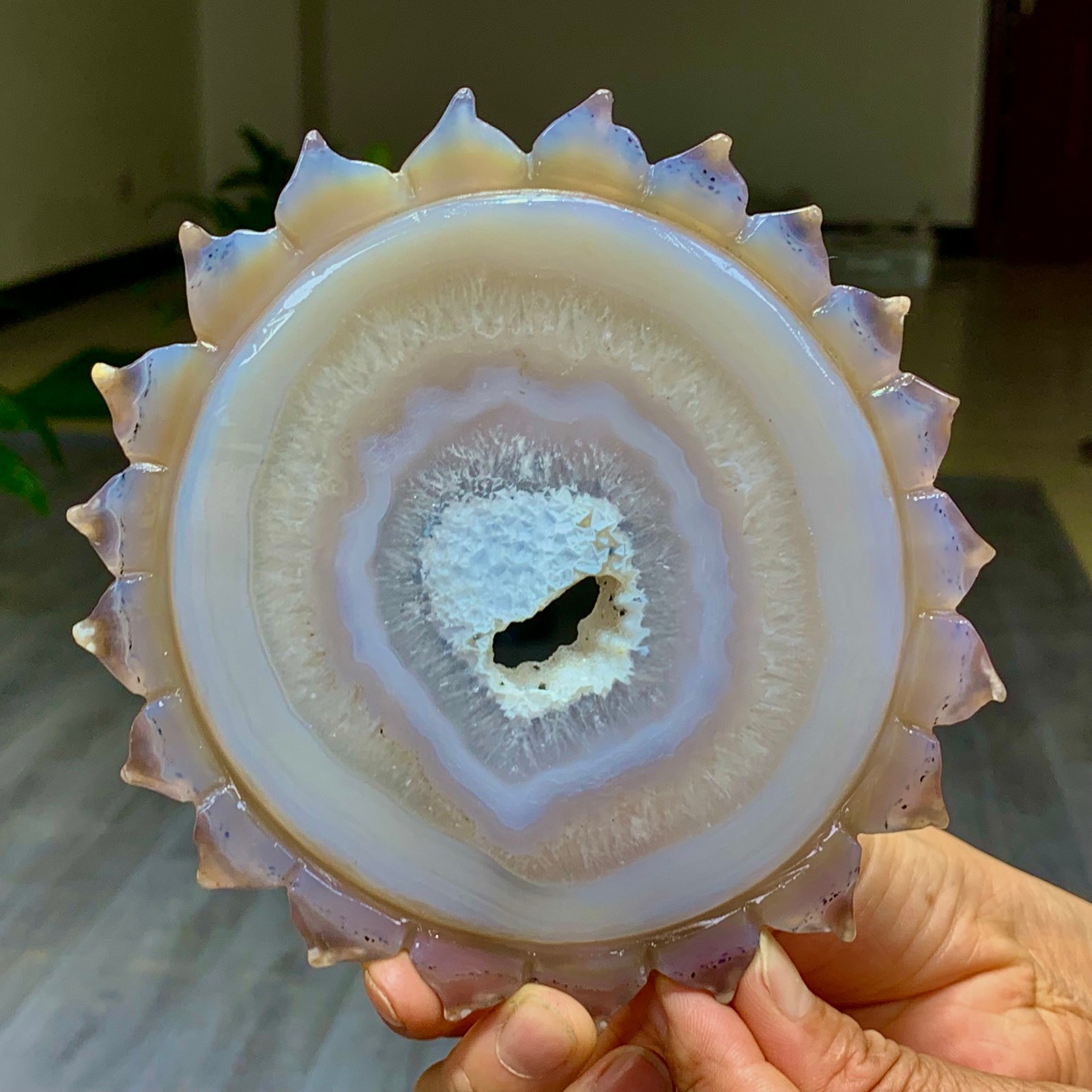 356G Natural agate crystal cave quartz hand carved sunflower