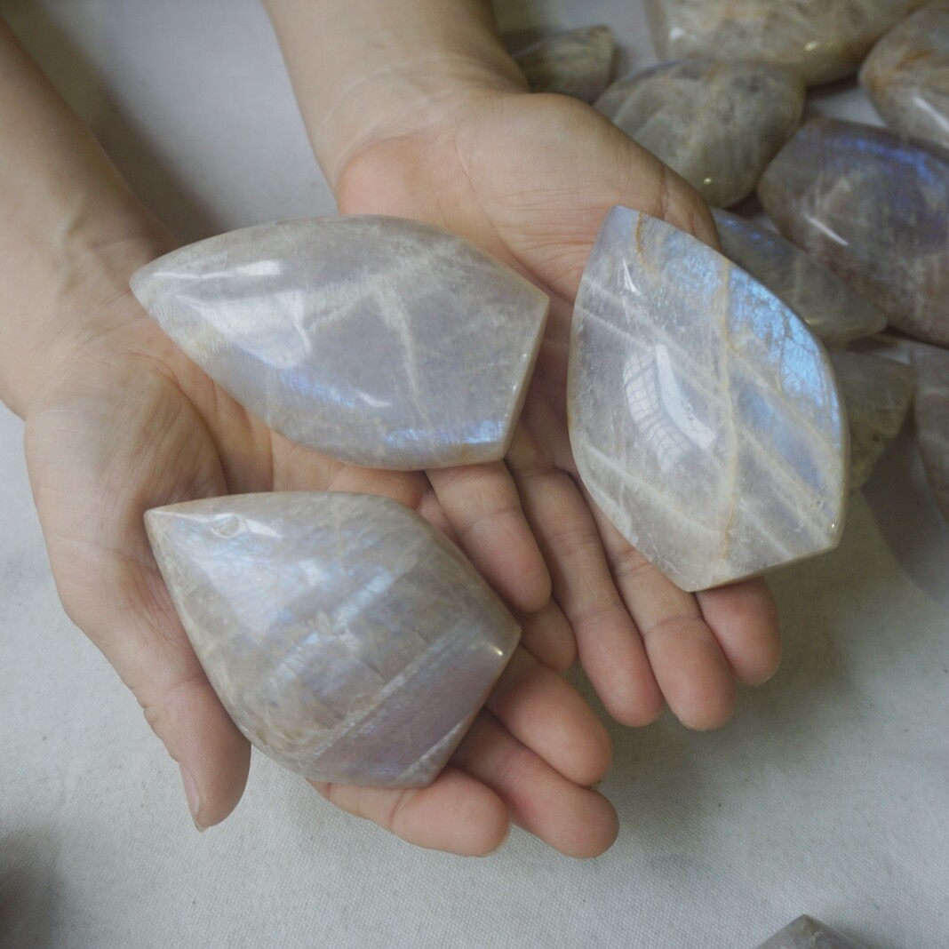 26Pcs Natural Blue Rainbow Moonstone Crystal Palm Stone Point Flame Healing