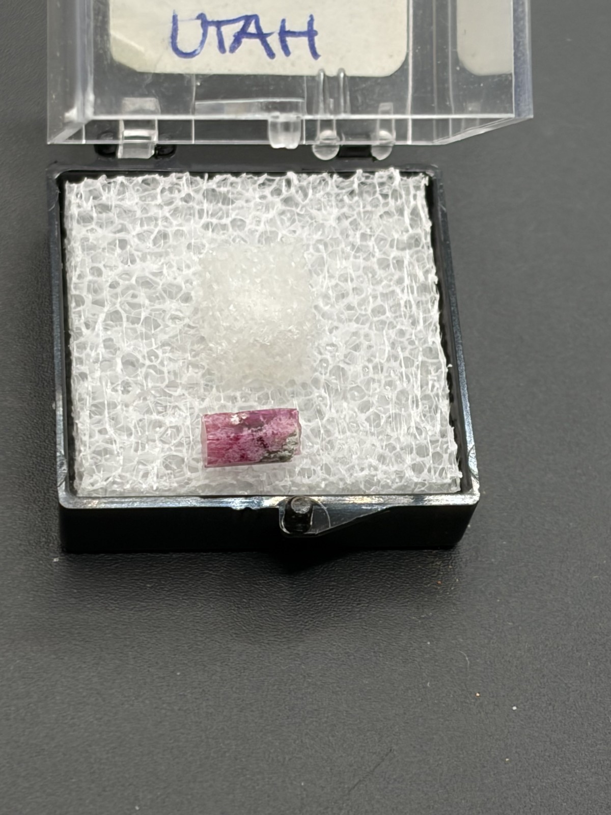 RED BERYL SPECIMEN THUMBNAIL