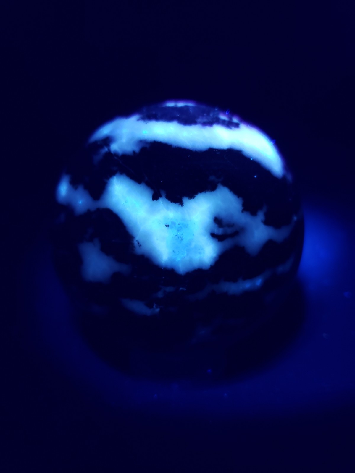 2.9″ Zebra Jasper Chalcedony Crystal Sphere Orb Ball Phosphorescent UV, 594g