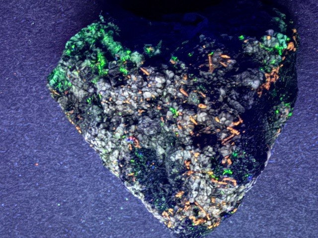 MULTICOLOR COOL FRANKLIN ASSEMBLAGE: FLUOROAPATITE & CHLOROPHANE, FRANKLIN, N.J.