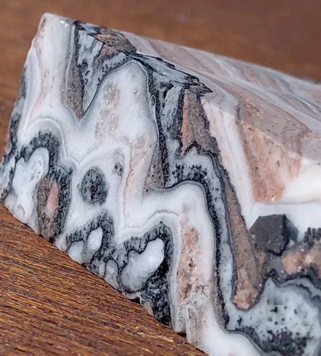 Zebra Calcite Self-Standing “Wedge” Dspl UV Psychedelic Wavey Band 3x 2 1/2″