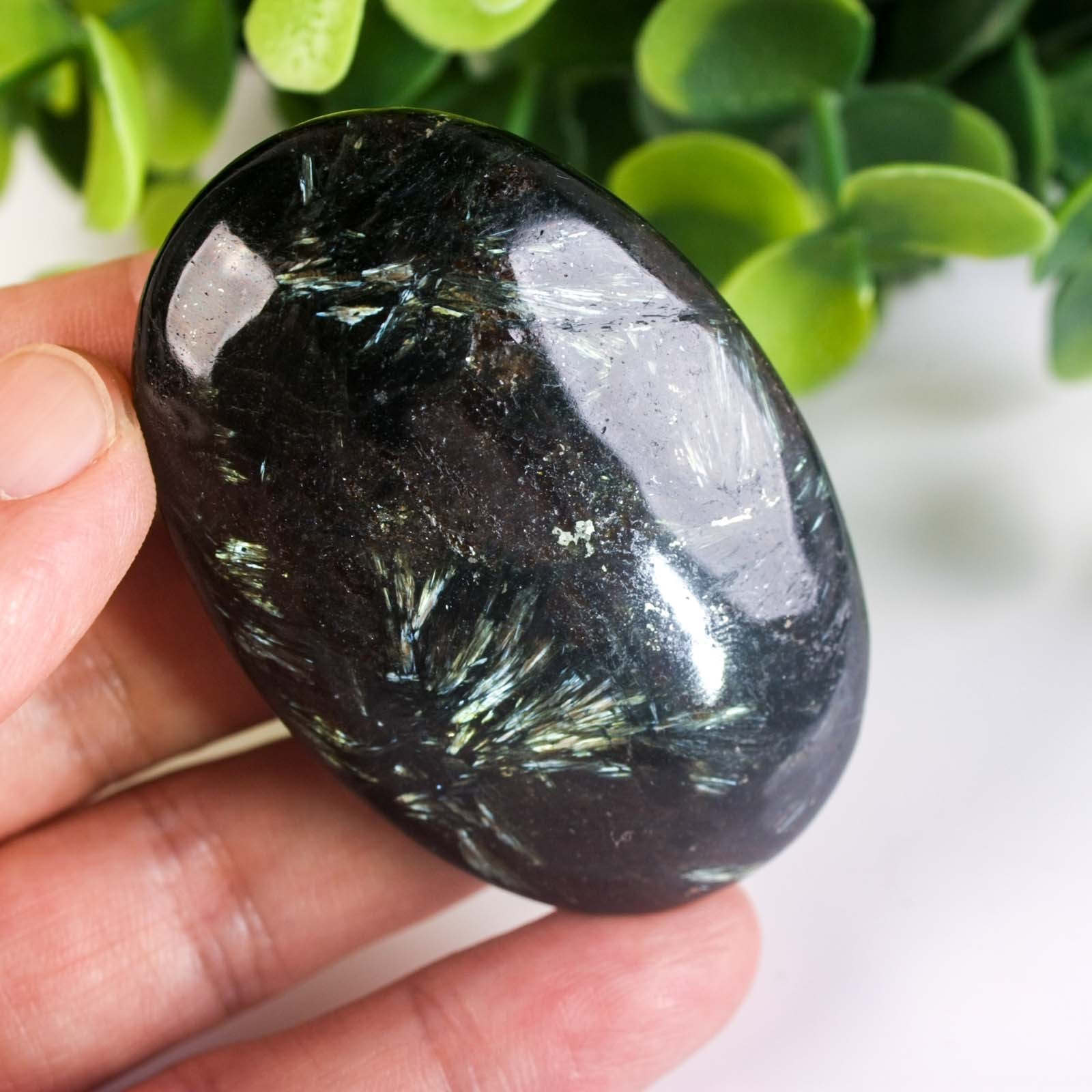 64g 59mm Rare Arfvedsonite Palm Stone Natural Firework Flash Crystal Worry Stone