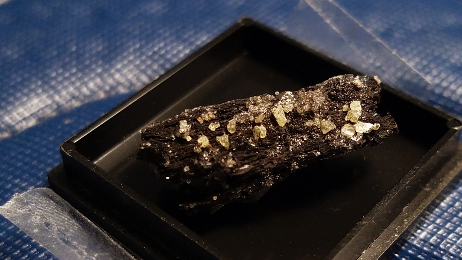 SiG: Tiny Light Pale Yellow Sulphur Crystals on Dark Matrix from Austria