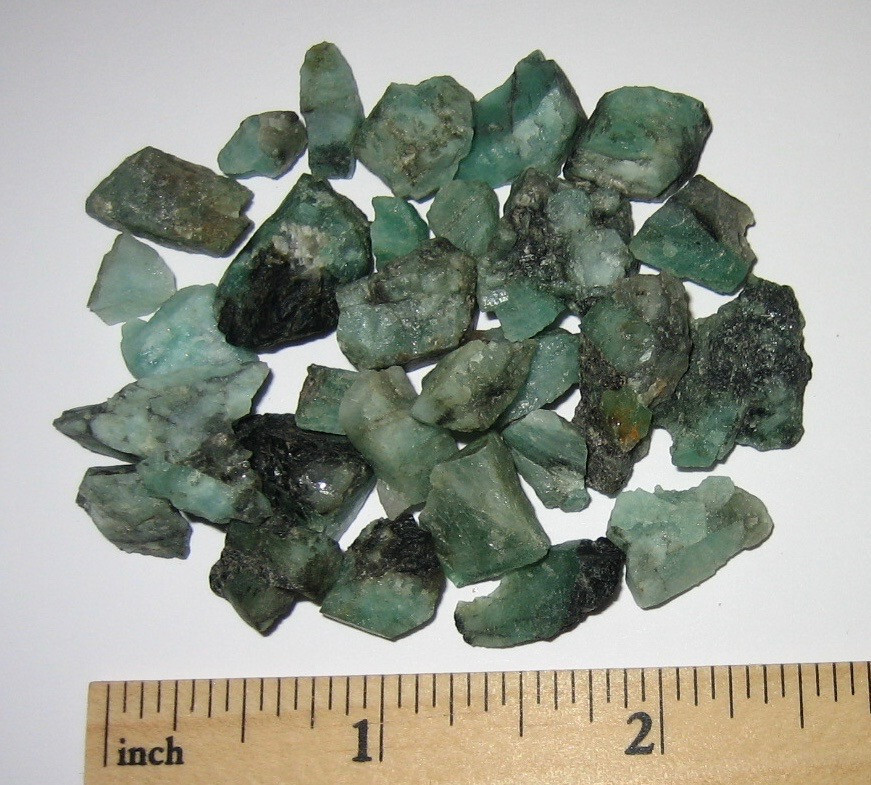 30 SMALL NATURAL ROUGH 0.2″- 0.5″ EMERALD GREEN BERYL CRYSTALS BRAZIL ~ 30.2g *A