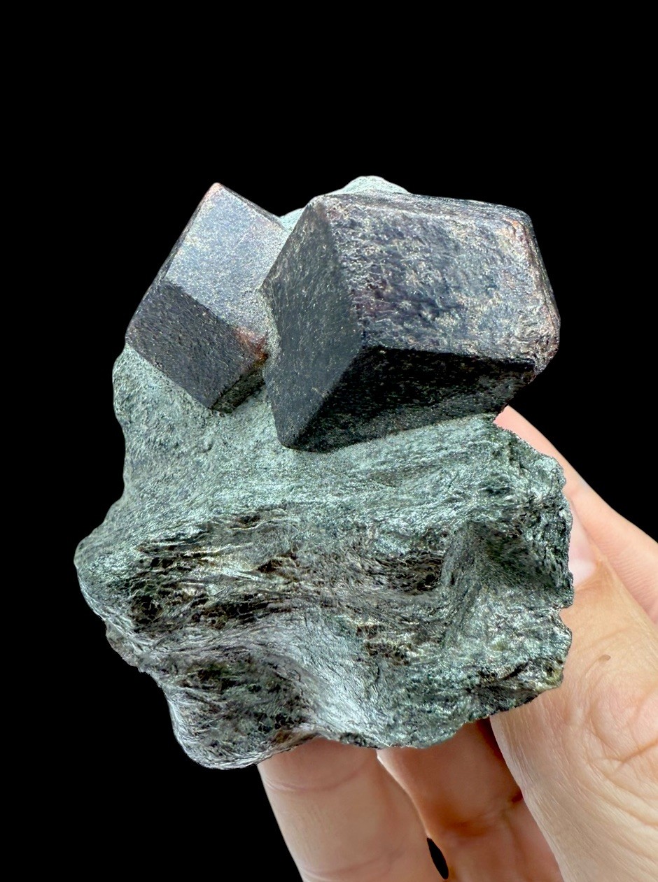 Almandine Garnet In Schist : Zillertal . Tyrol , Austria 🇦🇹