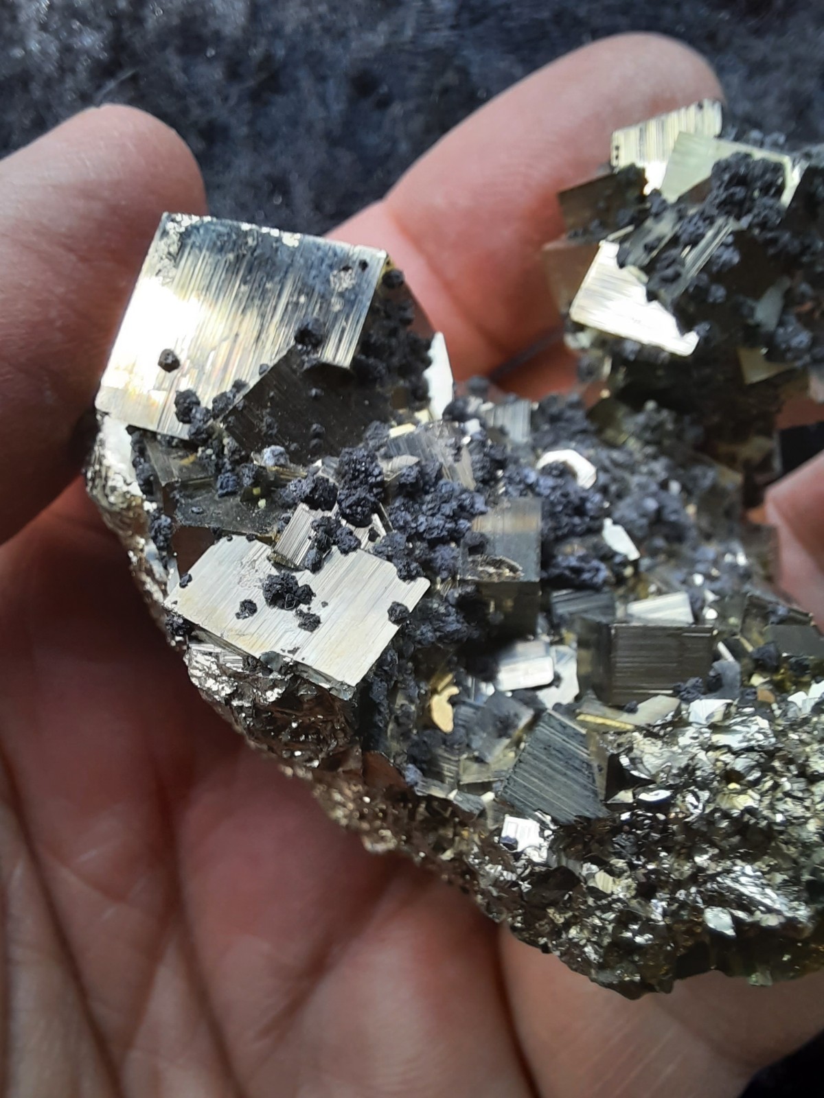 100% Natural High Quality PYRITE Crystal CUBE Cluster with SPHALERITE Peru 235gr