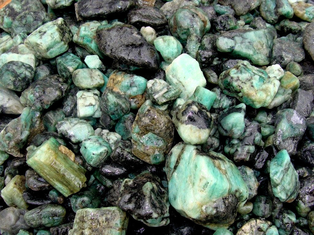 1000 Carat Lots of Unsearched Natural Emerald Rough + a FREE faceted gemstone