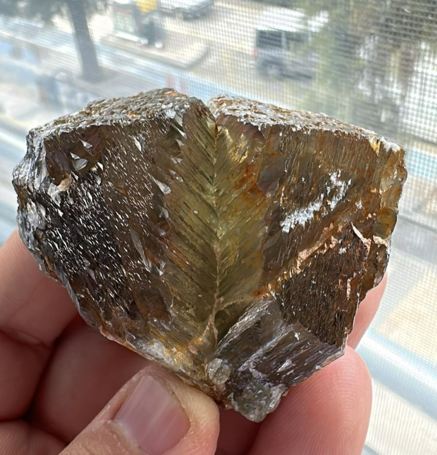 153g Natural Twin Diaspore Crystal – Color Change – 5x5x5.5 cm – Collector Grade