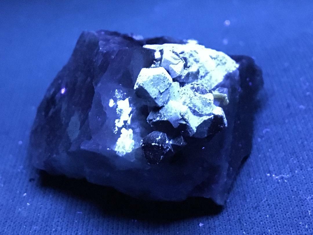 KB: FANTASTIC AND BRIGHT FL. BLUE/WHITE SW SCHEELITE ON MATRIX FROM GERMANY