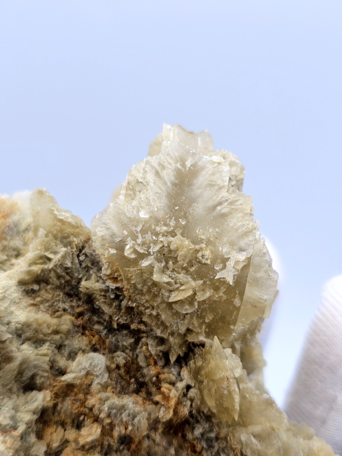 Gypsum crystal, Desert Rose 208 g – a unique Ukrainian sample with fluorescent