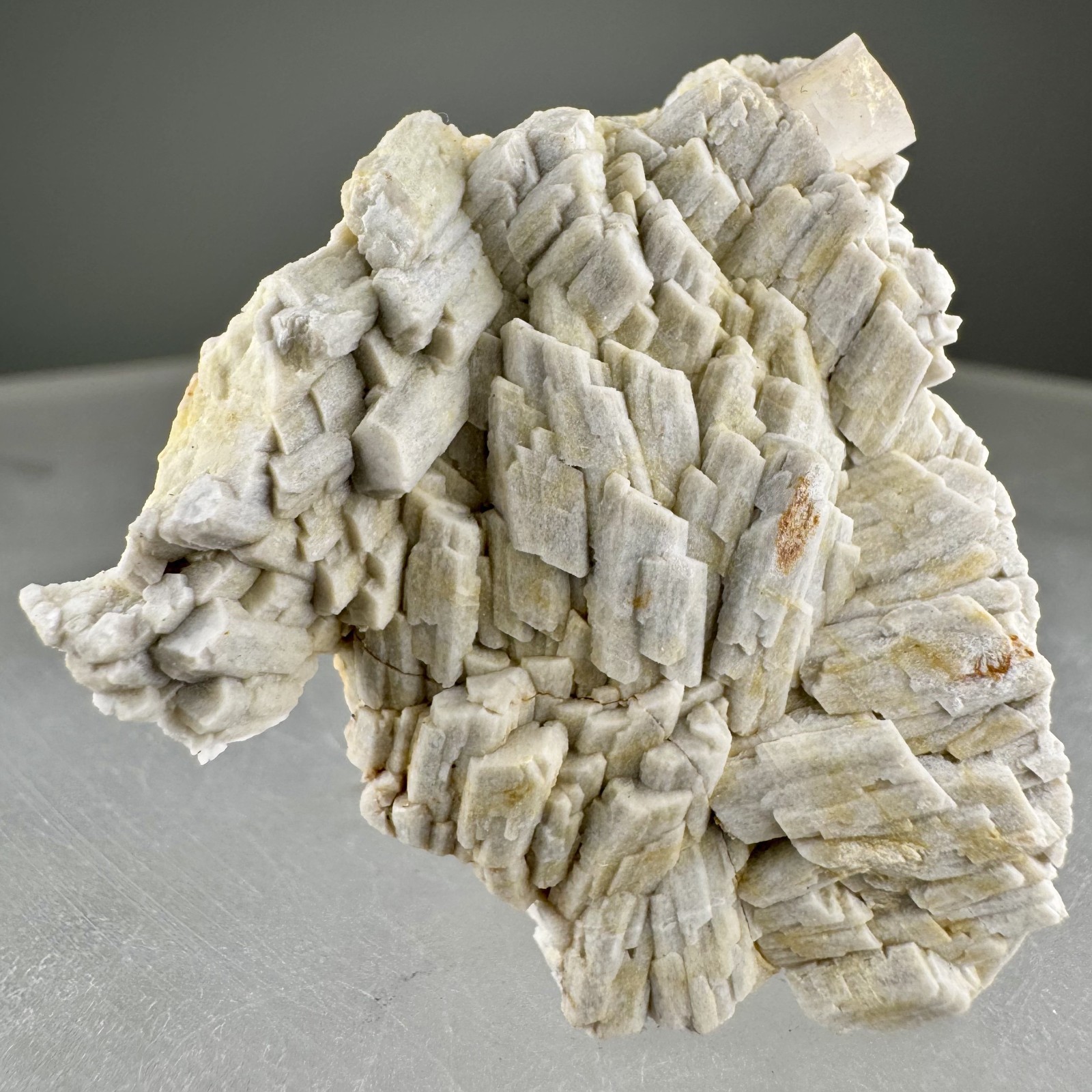 Sogdianite, Microcline, Arfvedsonite: Washington Pass, Washington, USA