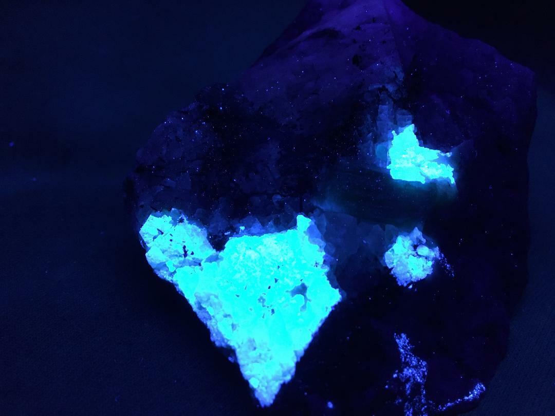 KB: SW FL BRIGHT BLUE/WHITE SCHEELITE W/ EMERALD FROM YUNNAN PROVINCE, CHINA