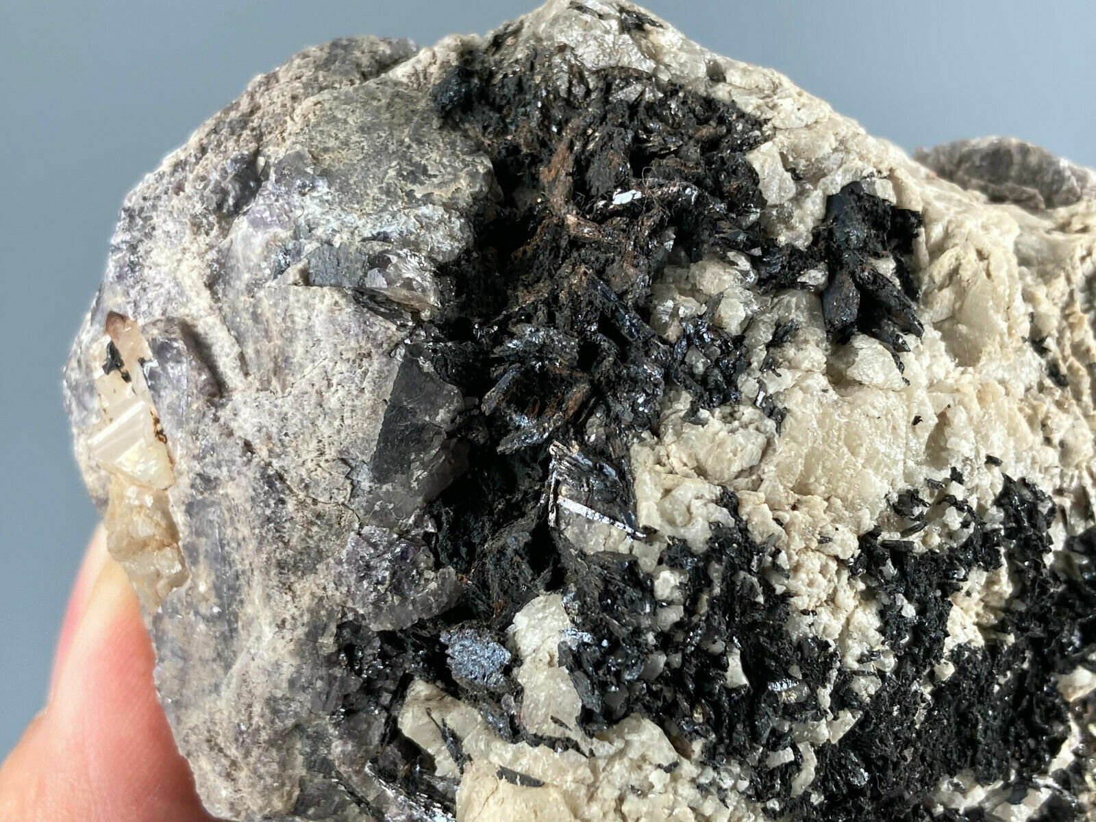 KB: SW FL BRIGHT BLUE/WHITE SCHEELITE PURPLE CRYSTALLINE FROM CHINA