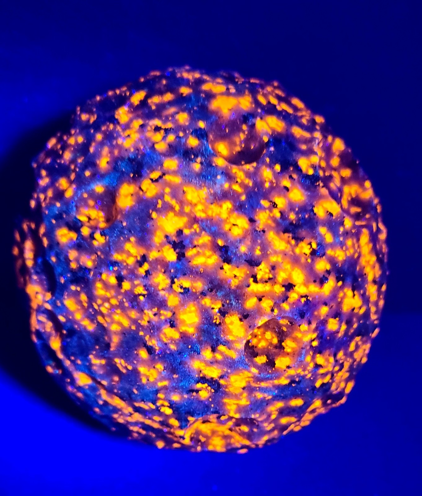 XXL 4″ 1,166g 100mm UV Reactive Glow Yooperlite Full Moon Stone Carving