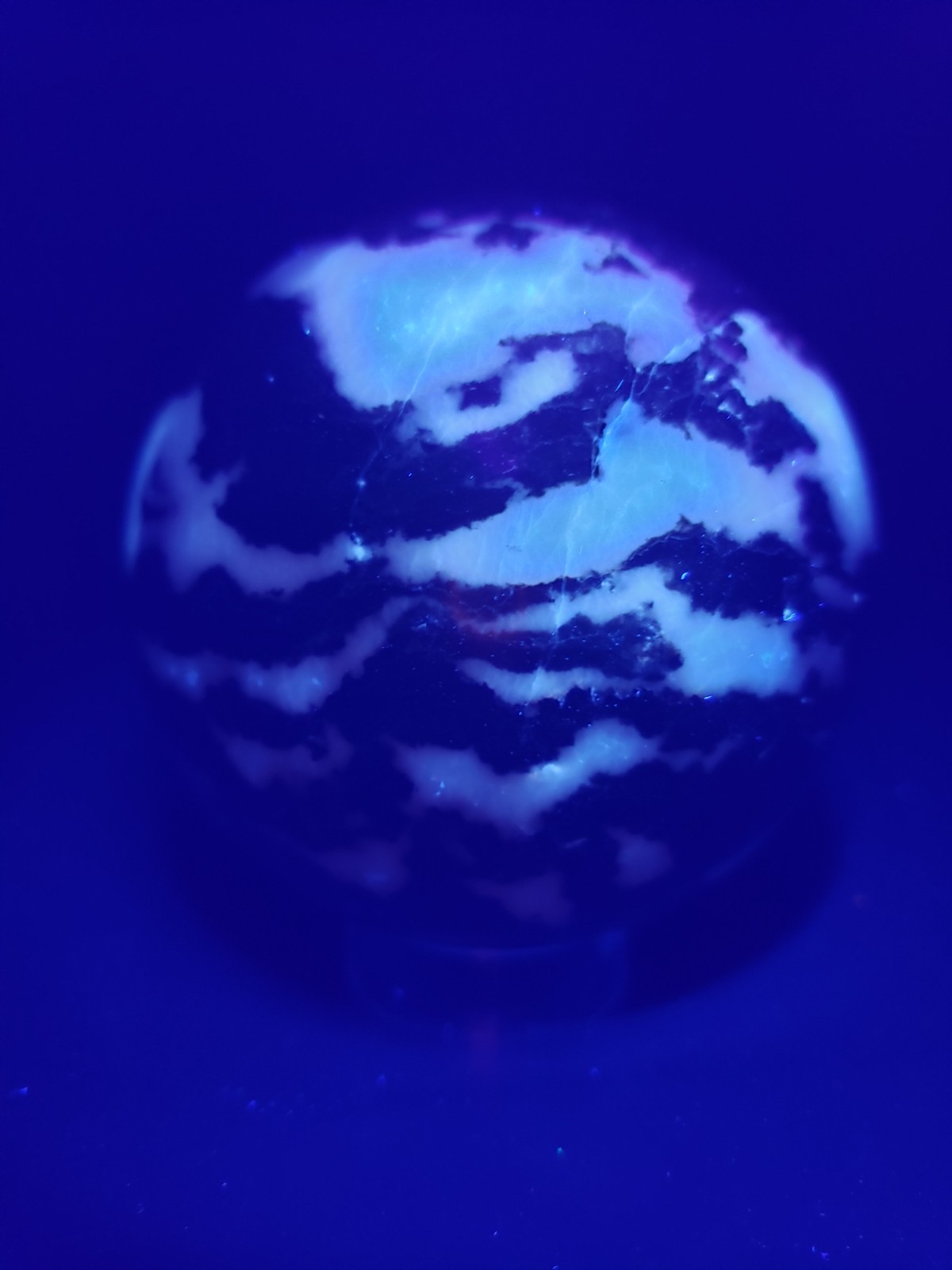 2.9″ Zebra Jasper Chalcedony Crystal Sphere Orb Ball Phosphorescent UV, 594g
