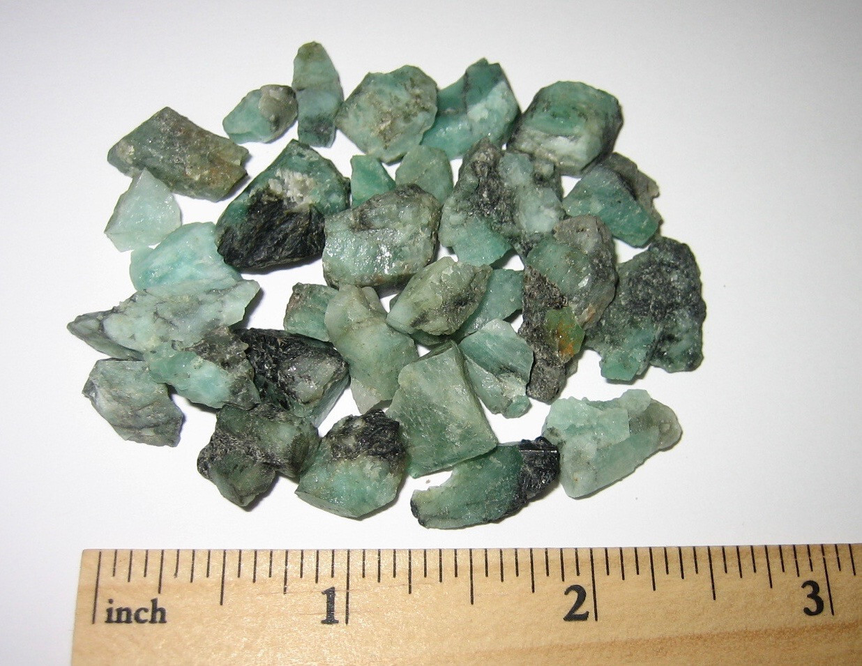 30 SMALL NATURAL ROUGH 0.2″- 0.5″ EMERALD GREEN BERYL CRYSTALS BRAZIL ~ 30.2g *A