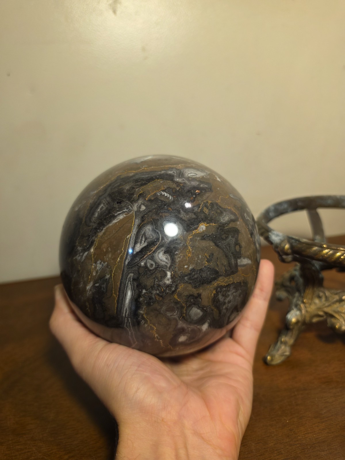 POLISHED SPHERE MARBLE STONE BALL ORB BRASS PEDESTAL 8 POUNDS 17″ CIRCUMFERENCE