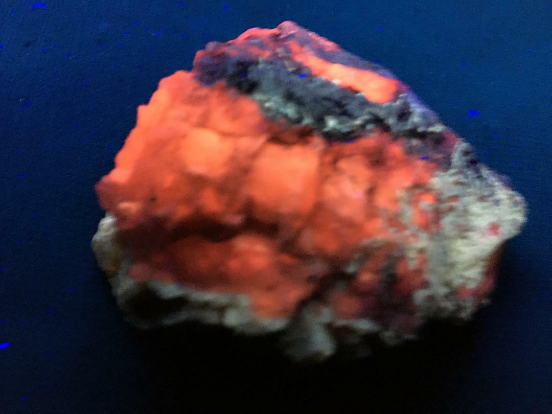 KB: BRIGHT!! FL. YELLOW/WHITE & RED CALCITE XLS. SW & PHOS., STRONTIAN, SCOTLAND