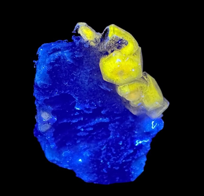 55 Carats Full Terminated Fluorescent Phosphore Apatite Crystals Bunch On Matrix