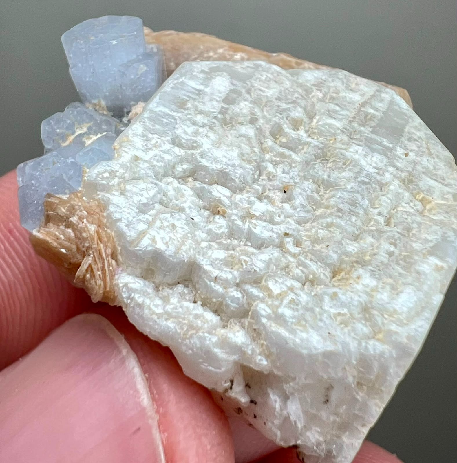 52CT, Top Quality! Natural Sky Blue Aquamarine Crystals with mica on matrix ,PAK