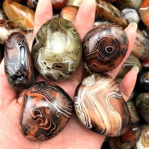 1PC Madagascar Banded Agate Alarge Tumbled Beautiful Patterns Randomly Send