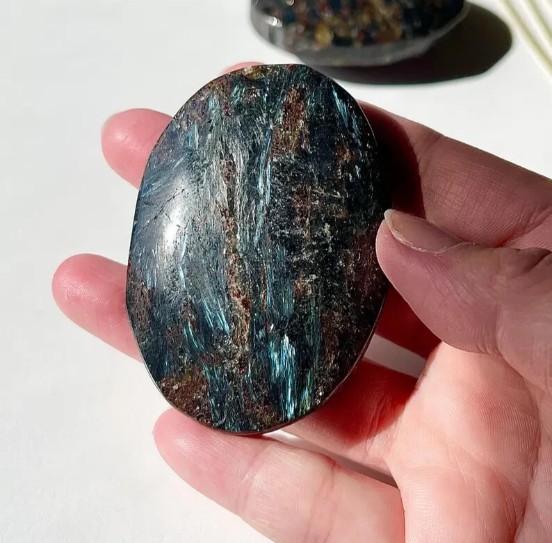 Natural Arfvedsonite Palm Stone Polished Fireworks Reiki Mineral Home Decoration