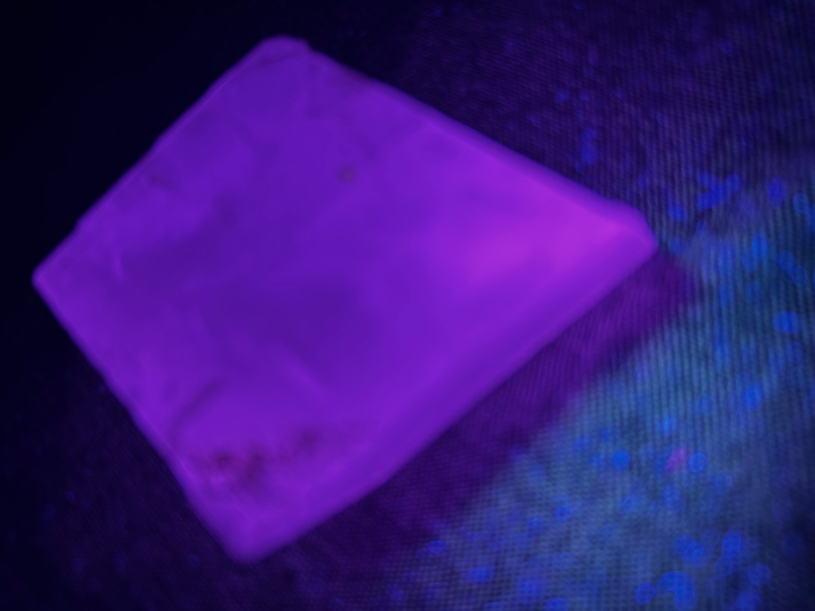 KB: GREAT! SW FL. BLUE/WHITE & PINK LW & PHOSPHORESCENT CALCITE XL. FROM MEXICO