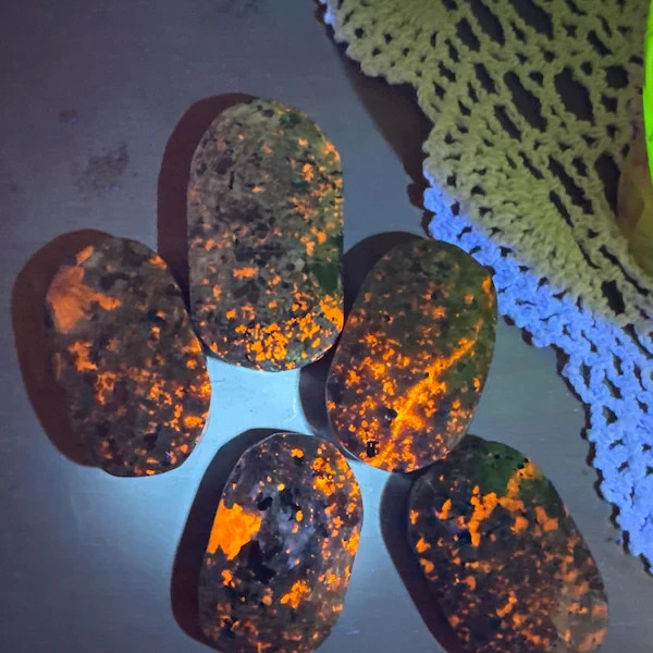 High Quality Yooperlite Glowing Palm Stone UV Reactive Healing Crystal Gemstone
