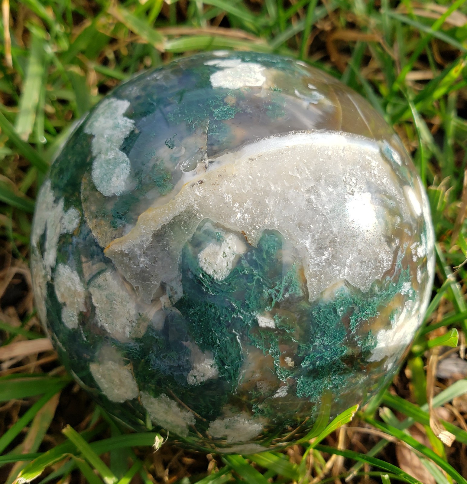 2.5″ Moss Agate Quartz Crystal Mineral Sphere Ball Orb UV to PINK, 362g
