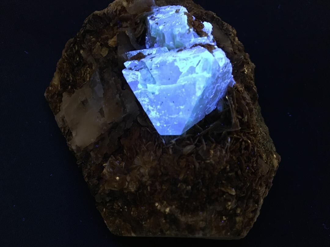 KB: SW FL BRIGHT BLUE/WHITE XL OF SCHEELITE ON MATRIX PINGWU MINE, SICHUAN CHINA