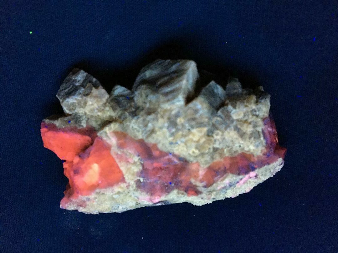 KB: BRIGHT! FL YELLOW/WHITE & RED CALCITE XLS. SW & PHOS., STRONTIAN, SCOTLAND
