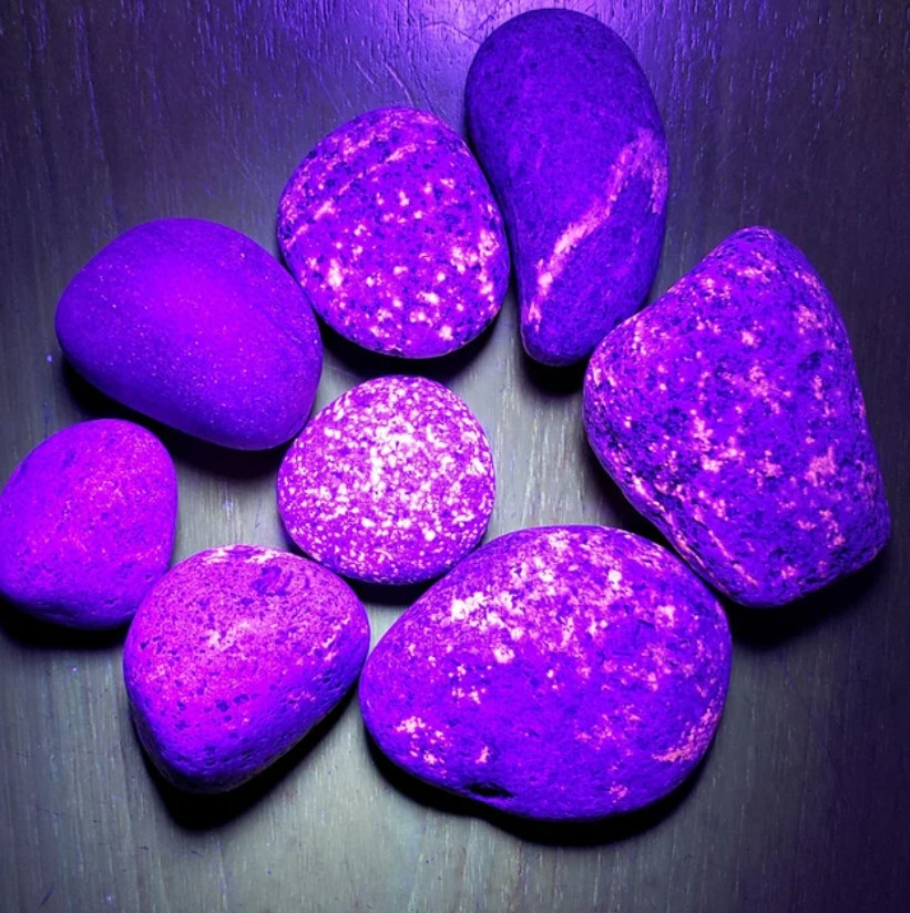 10Pcs Yooperlite UV Reactive Fluorescent Glowing Fire Rock Flame Tumbled Stones